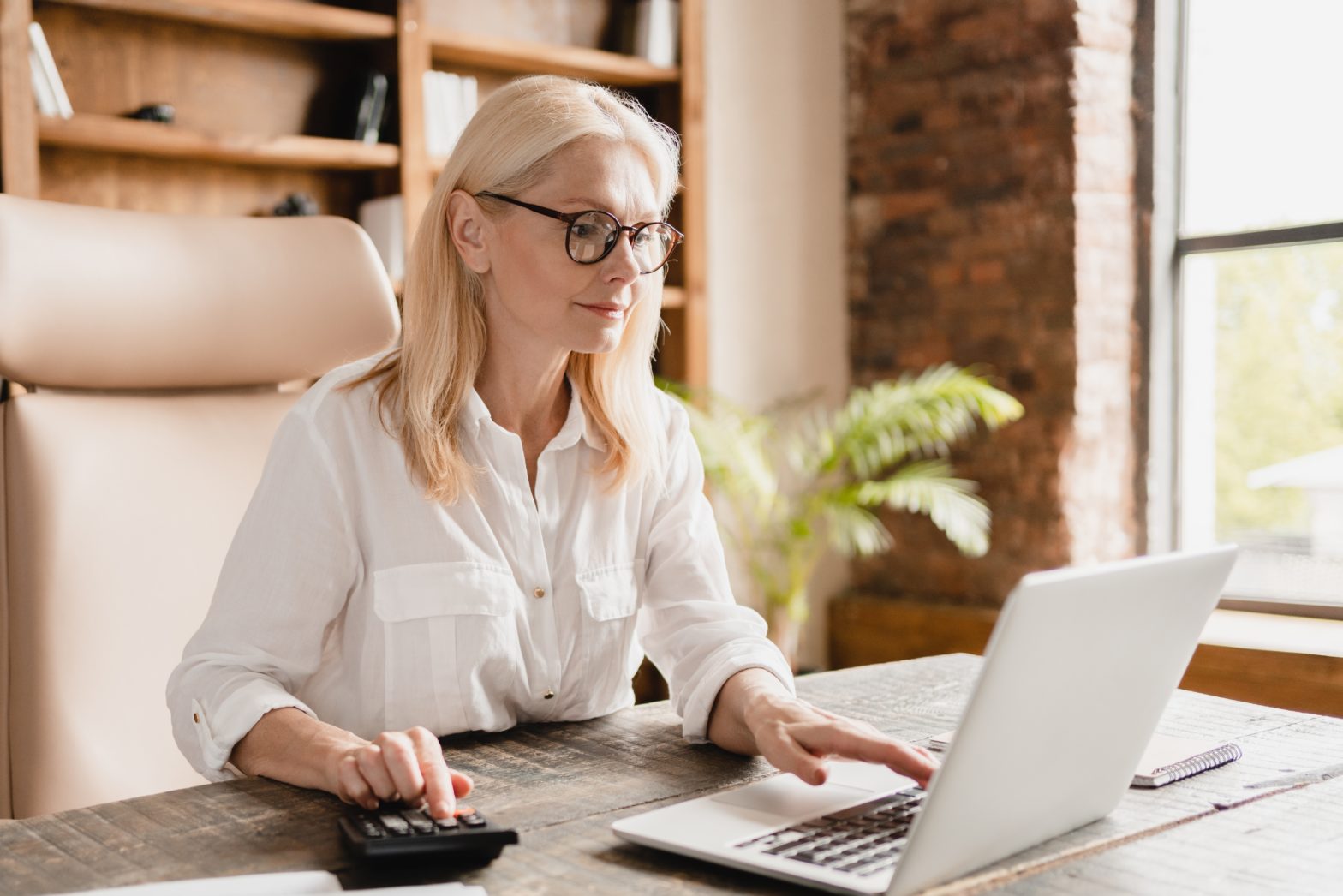 women calculating savings account interest rates