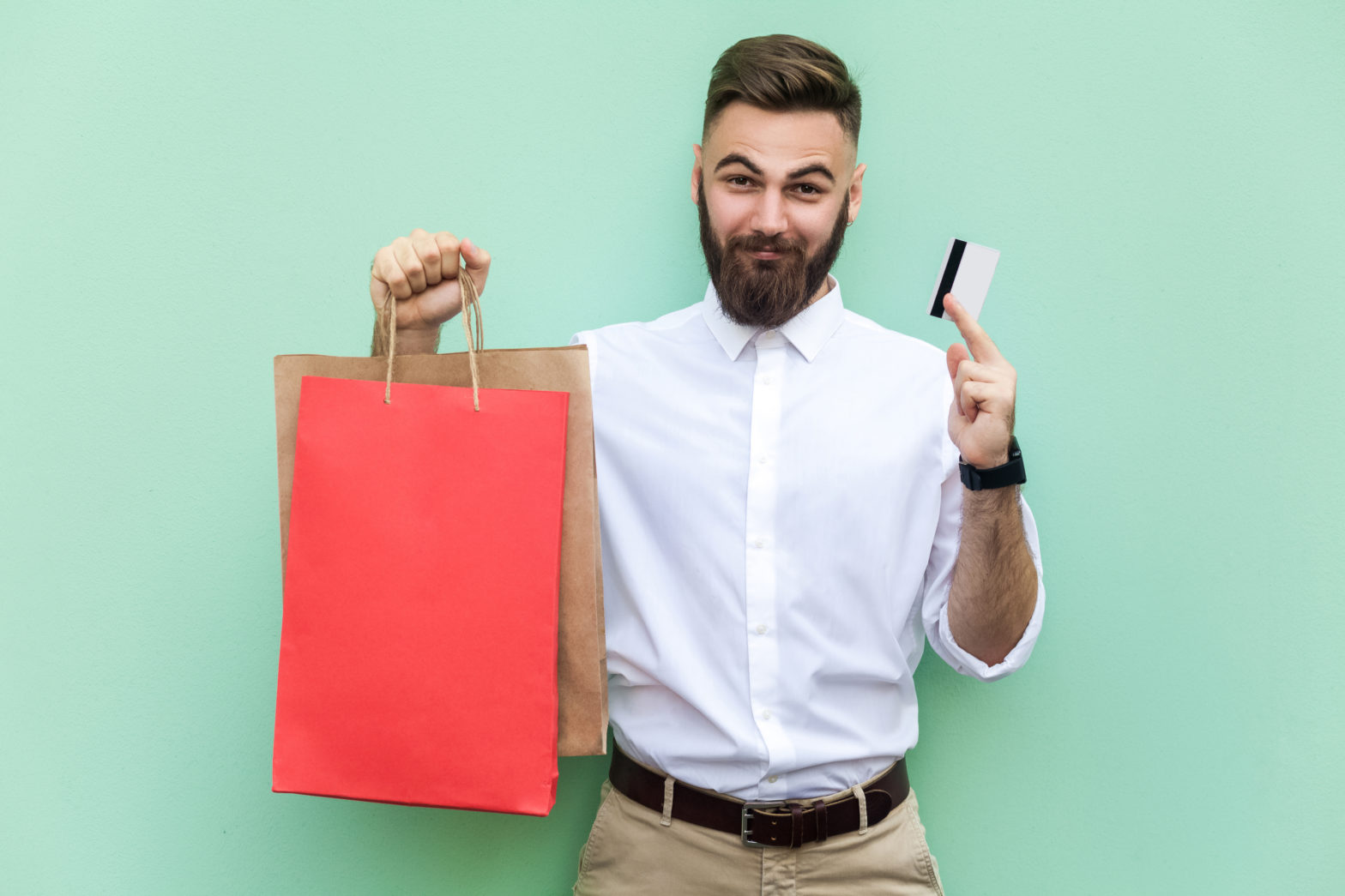 man using the best credit card offers for online shopping