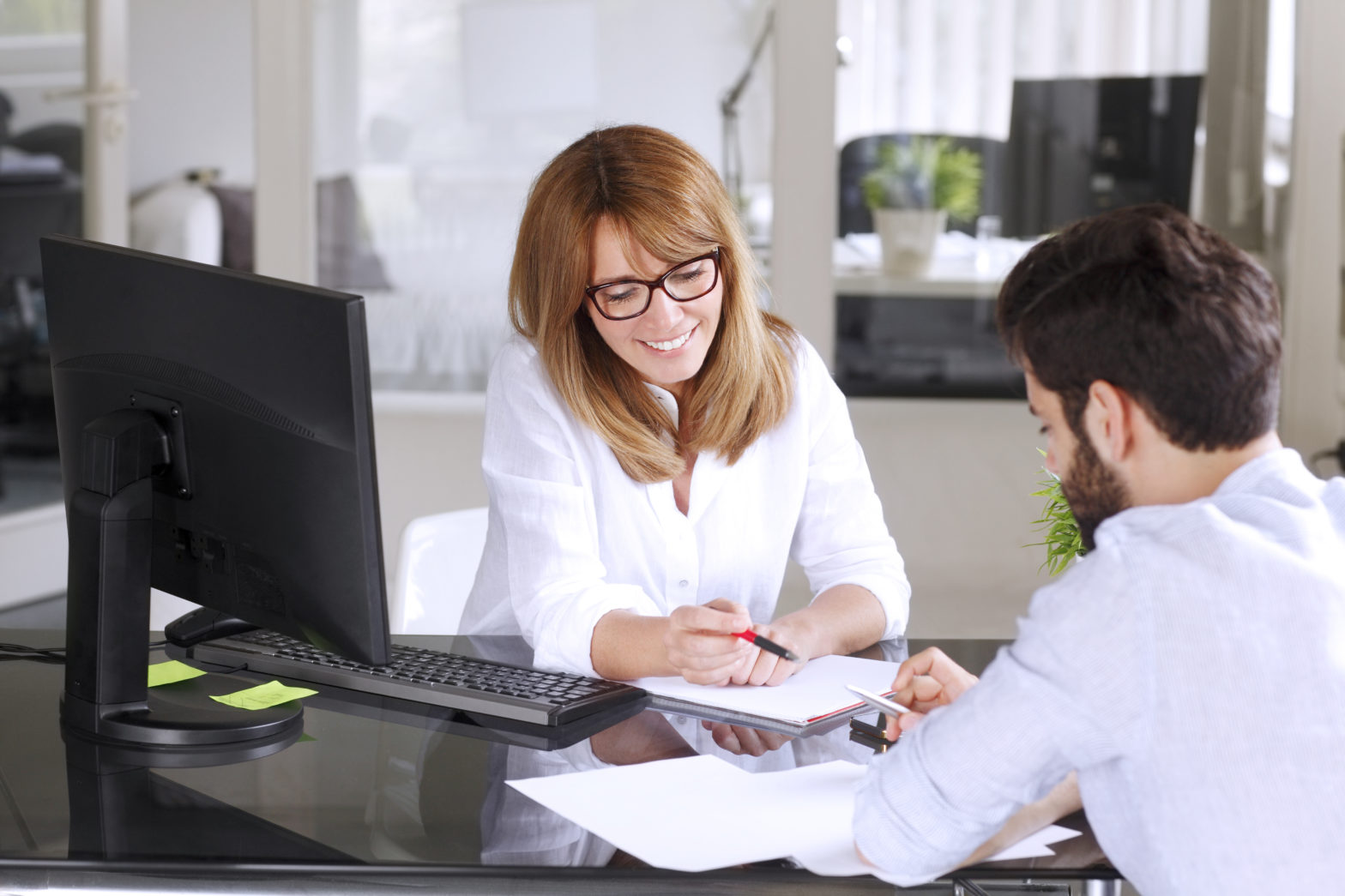 agent giving advice on types of savings accounts to Her new client