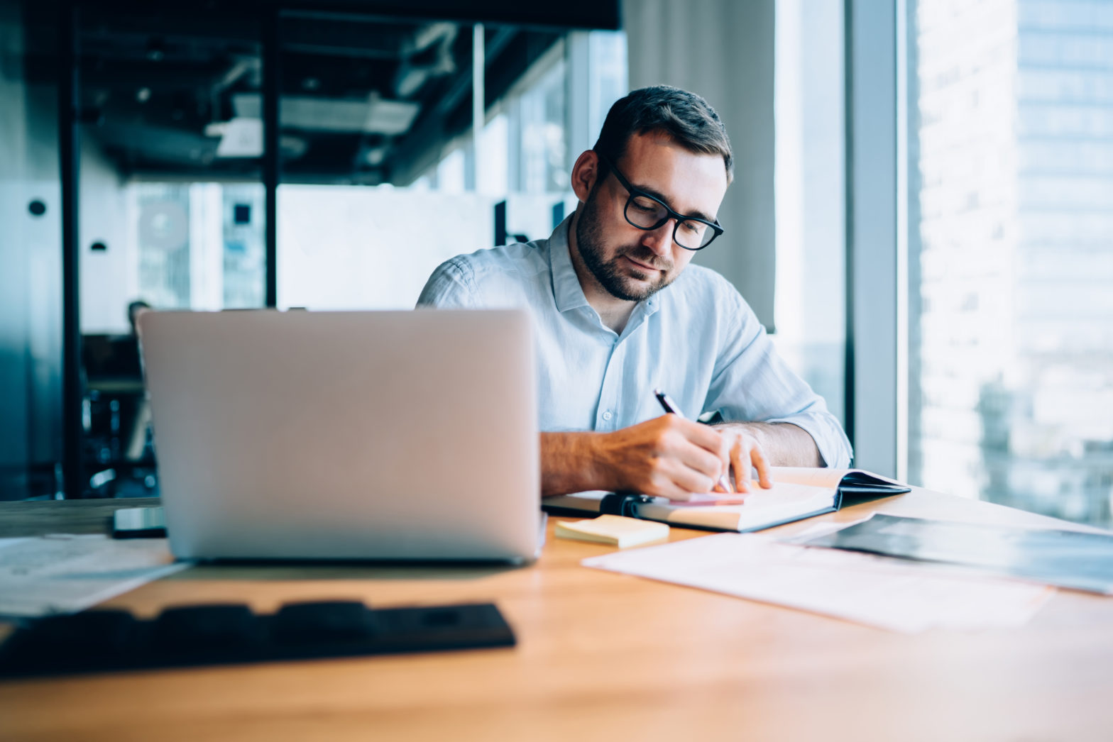 man working on average bank rates