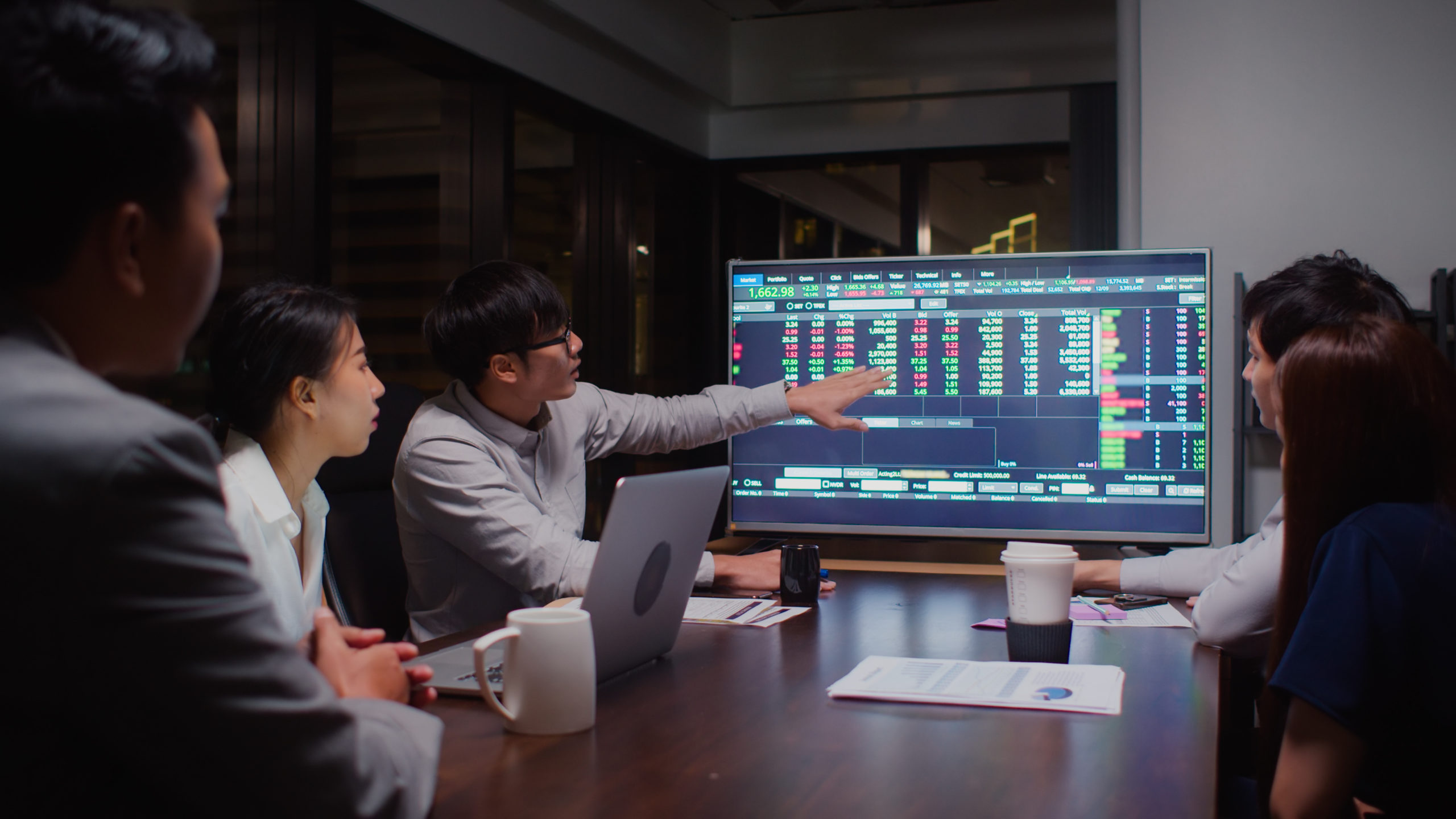 team discussing financial markets