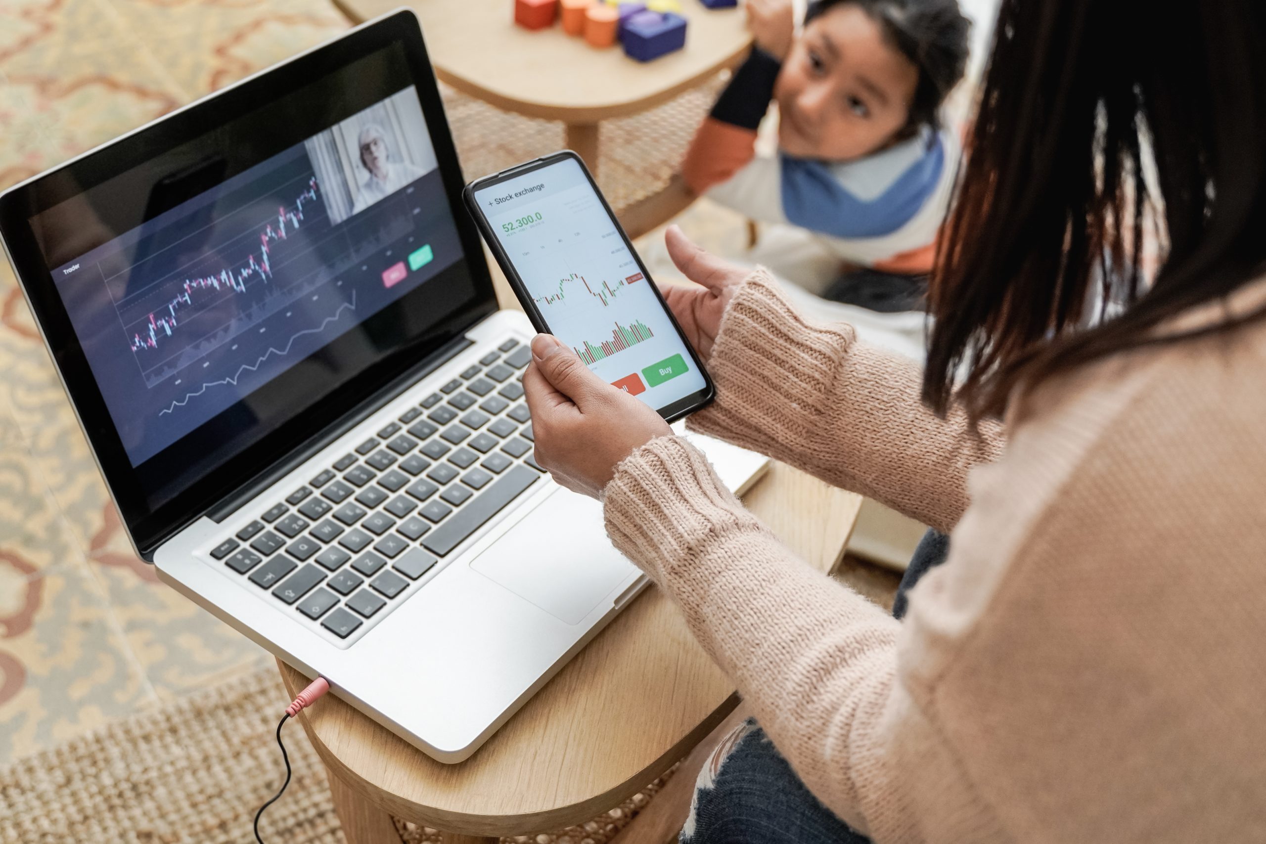 trader mother studying stock market on the streaming lesson with her