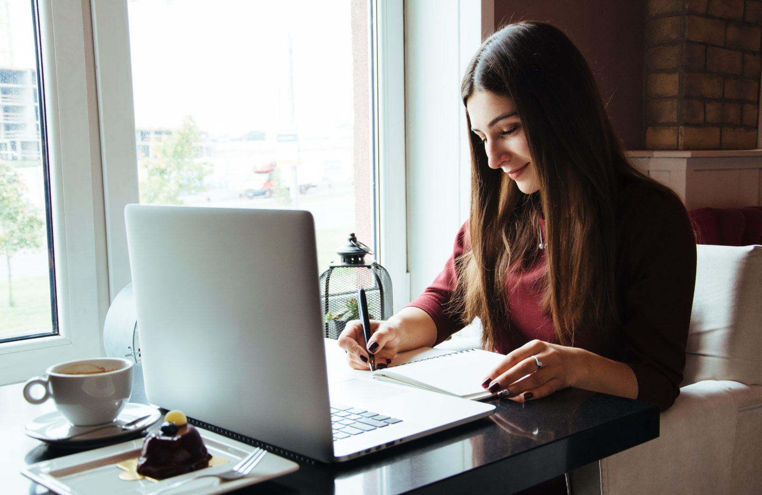 women understanding the difference between checking and savings accounts