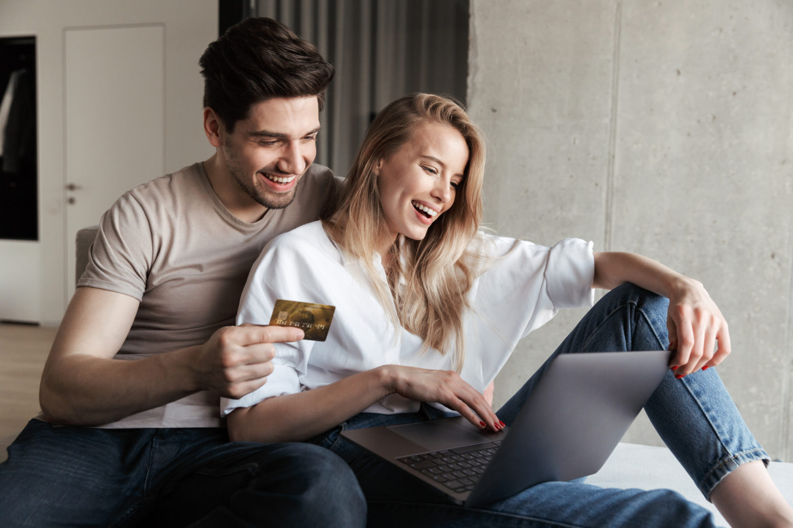 couple checking best prepaid debit cards