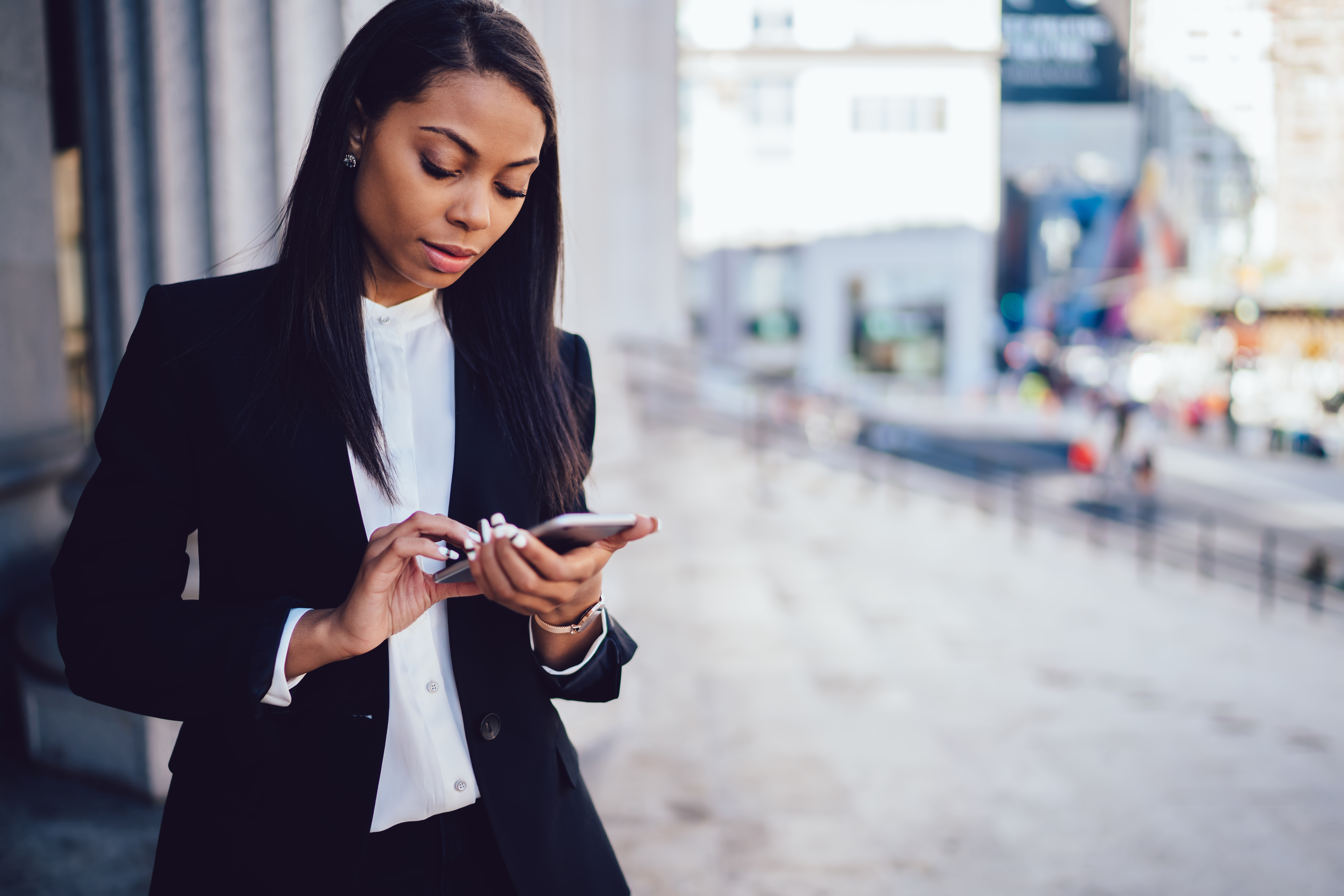 Women comparing best jumbo savings account interest rates on mobile