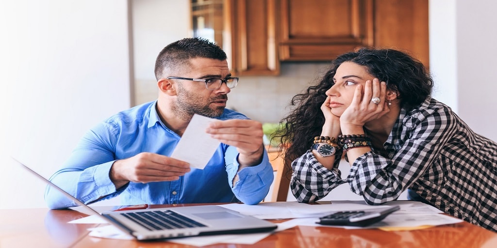 worried-couple-doing-bills